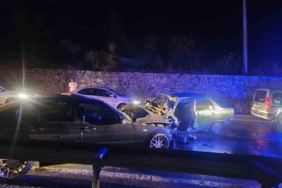 İki otomobil kafa kafaya çarpıştı: 1’i çocuk 4 yaralı