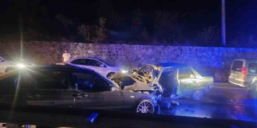 İki otomobil kafa kafaya çarpıştı: 1’i çocuk 4 yaralı