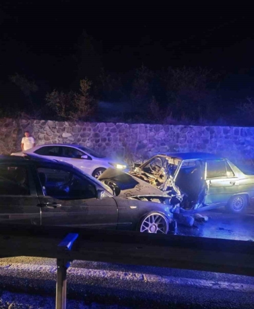 İki otomobil kafa kafaya çarpıştı: 1’i çocuk 4 yaralı