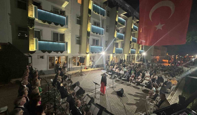 İnegöl Belediyesi Türk Müziği Korosu Oylat’ta konser verdi