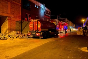 İnegöl’de mobilya aksesuar imalathanesinde yangın: 3 kişi dumandan etkilendi