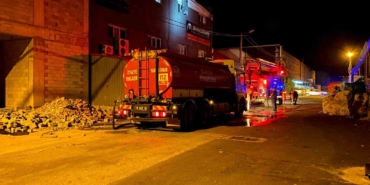 İnegöl’de mobilya aksesuar imalathanesinde yangın: 3 kişi dumandan etkilendi