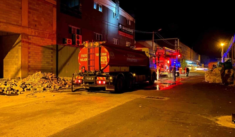 İnegöl’de mobilya aksesuar imalathanesinde yangın: 3 kişi dumandan etkilendi