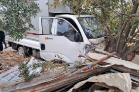 Islak yolda kayan kamyonet bahçe duvarına çarptı