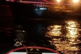 İstanbul Boğazı gemi trafiği, SREDINA isimli tankerin makine arızası yapması nedeniyle çift yönlü ve geçici olarak askıya alındı.