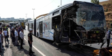 İstanbul Valiliğinden metrobüs kazası açıklaması: 1 ölü, 38 yaralı