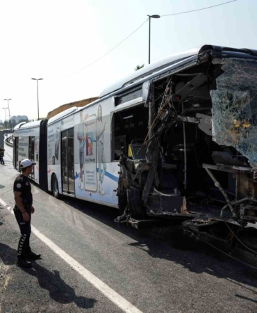 İstanbul Valiliğinden metrobüs kazası açıklaması: 1 ölü, 38 yaralı