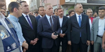 İstanbul Valisi Gül, Pendik’te İETT otobüsünün binaya çarptığı olay yerinde incelemede bulundu