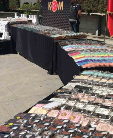 İstanbul’da binlerce kaçak telefon aksesuarı ele geçirildi