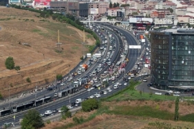 İstanbul’da iki metrobüs yol bakım çalışması nedeniyle çarpıştı