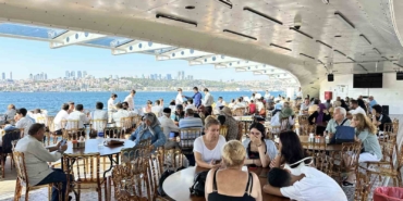 İstanbul’da öğrenci yurtlarında ücretsiz kalan emekliler boğaz turu yaptı