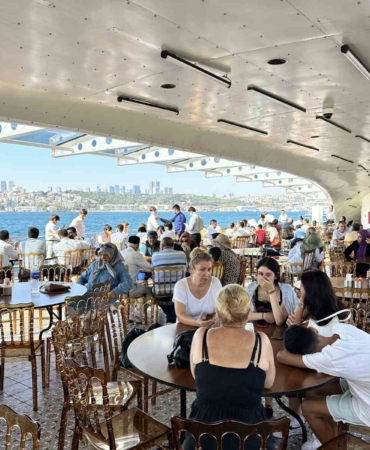 İstanbul’da öğrenci yurtlarında ücretsiz kalan emekliler boğaz turu yaptı