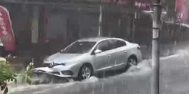 İstanbul’da yollar göle döndü, sürücüler zor anlar yaşadı