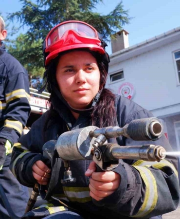 İtfaiyeci baba-kız birlikte görev yapıyor