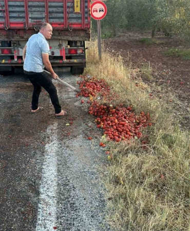 İzmir’deki yangını söndüren itfaiye erleri, Manisa’da yola saçılan domatesleri temizledi