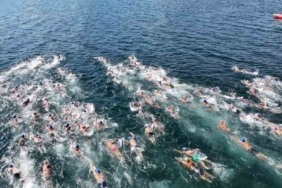 İzmit Körfezi’nde yüzücüler mavi sularda hedefe kulaç attı