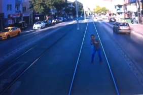 İzmit’te tramvayın yayaya çarptığı feci kaza kamerada