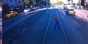 İzmit’te tramvayın yayaya çarptığı feci kaza kamerada