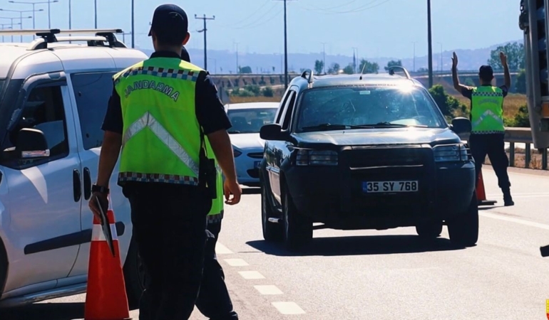 Jandarma yol kontrollerinde 468 kişiyi yakaladı