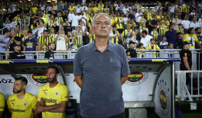 Jose Mourinho, kazanan kadroyu bozmadı