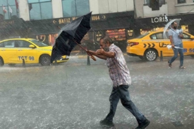 Kabataş’ta tramvay yolu su kanalına döndü, seferler durdu