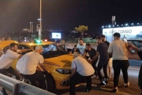 Kadıköy’de makas atan otomobil ticari taksiye çarptı: 1 yaralı