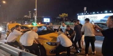 Kadıköy’de makas atan otomobil ticari taksiye çarptı: 1 yaralı
