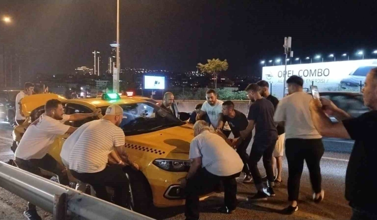 Kadıköy’de makas atan otomobil ticari taksiye çarptı: 1 yaralı