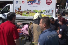 Kadıköy’de otomobil tavuk yüklü kamyonete çarptı: 1 yaralı