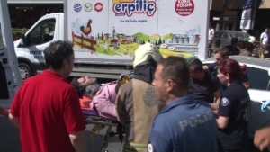 Kadıköy’de otomobil tavuk yüklü kamyonete çarptı: 1 yaralı