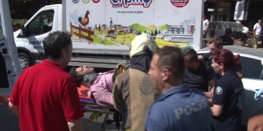 Kadıköy’de otomobil tavuk yüklü kamyonete çarptı: 1 yaralı