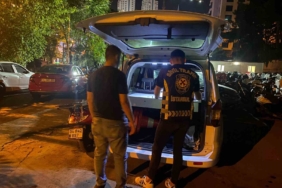 Kaldırımda motosiklet kullanan ehliyetsiz sürücüye ve araç sahibine ceza yağdı