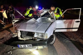 Kamyona çarpan Tofaş otomobilin çatısı uçtu: 3 ağır yaralı