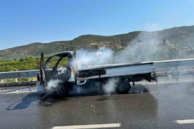 Kamyonet yangını söndürüldü