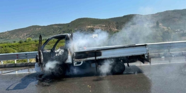 Kamyonet yangını söndürüldü