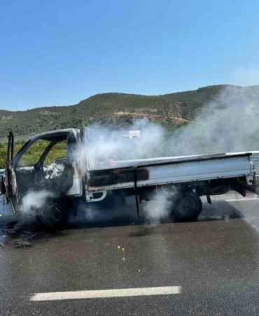 Kamyonet yangını söndürüldü