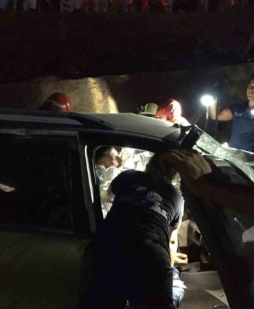 Kamyonla çarpışarak takla atan otomobil 15 metreden uçtu: 2 yaralı