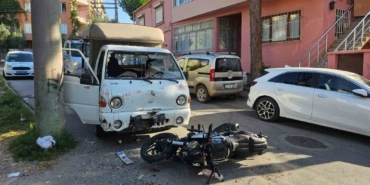 Kamyonun camından içeri girdi