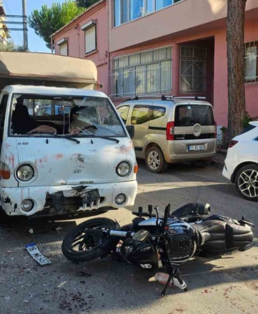 Kamyonun camından içeri girdi