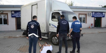 Kapalı kasa kamyonetle kaçarken yakalandılar: 1 organizatör ve 32 yabancı uyruklu yakalandı