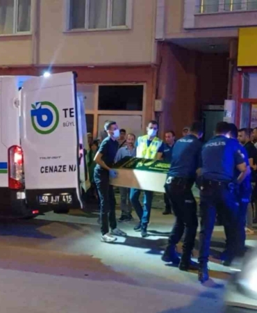 Karısını döverek öldürdü
