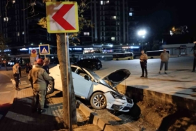 Kartal’da drift atan alkollü sürücü kaza yaptı