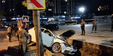 Kartal’da drift atan alkollü sürücü kaza yaptı