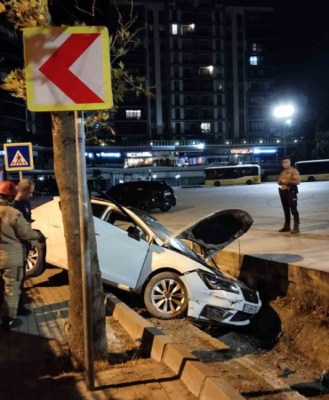 Kartal’da drift atan alkollü sürücü kaza yaptı