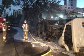 Kartal’da park halindeki iki araç alev alev yandı