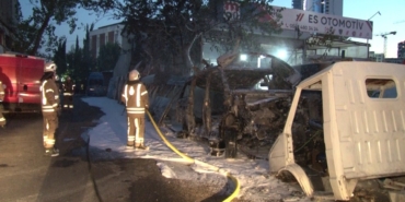 Kartal’da park halindeki iki araç alev alev yandı