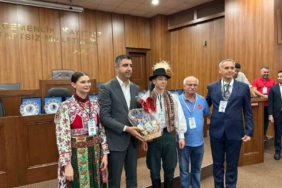 Kartal’da Uluslararası Halk Oyunları Festivali’ne katılan gruplara plaket takdim edildi