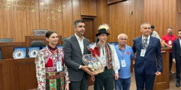 Kartal’da Uluslararası Halk Oyunları Festivali’ne katılan gruplara plaket takdim edildi