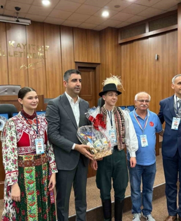 Kartal’da Uluslararası Halk Oyunları Festivali’ne katılan gruplara plaket takdim edildi