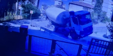 Kartal’da virajı alamayan beton mikseri yan yattı: 2 yaralı